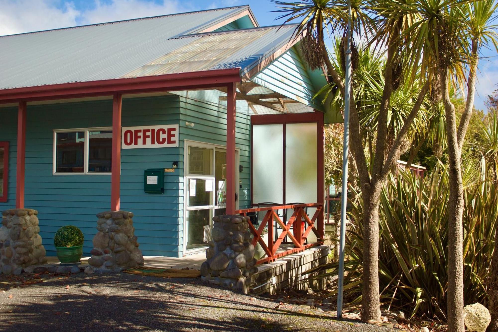 Adventure Lodge And Motels And Tongariro Crossing Track Transport Nationalpark Exteriör bild