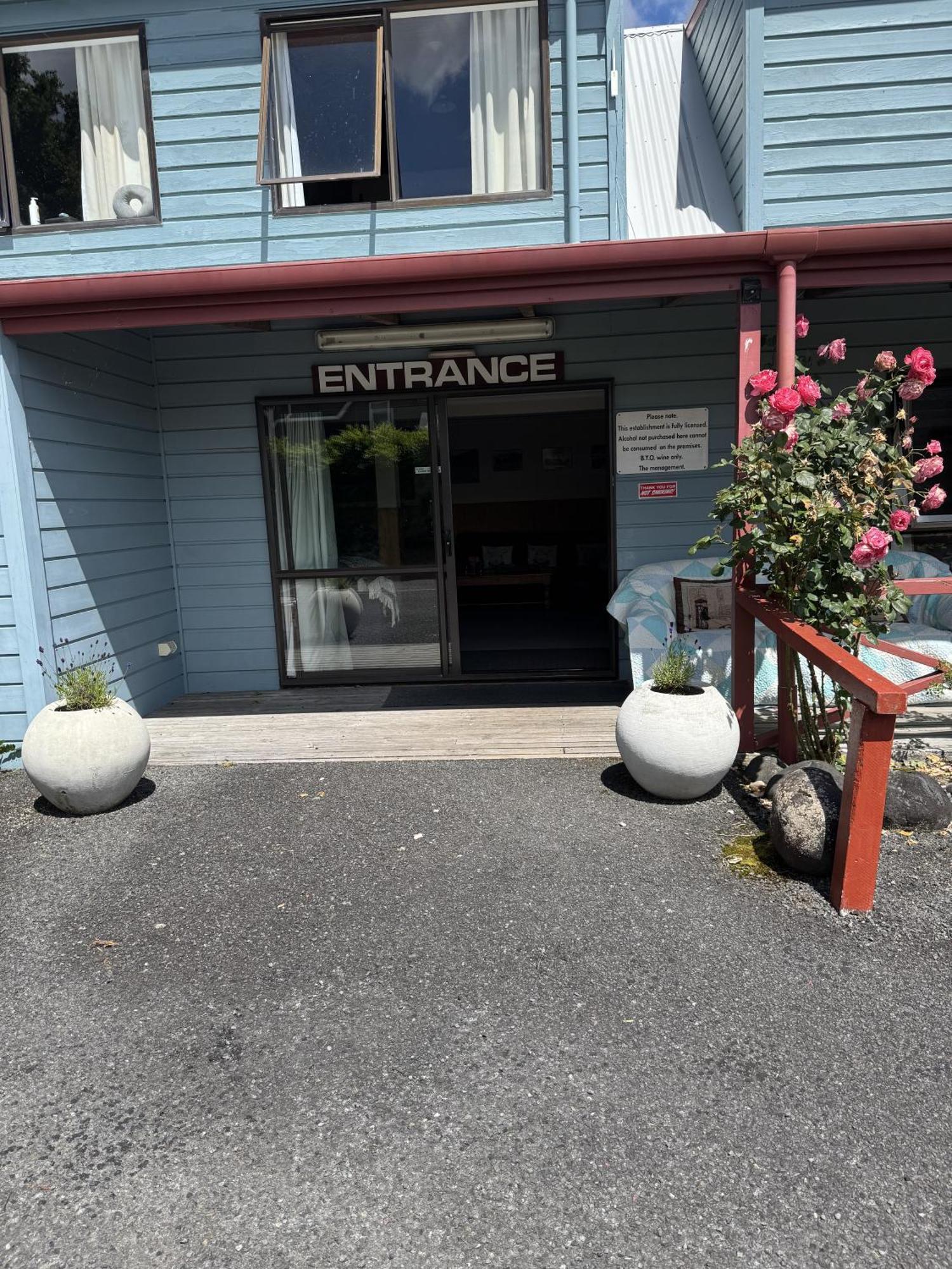 Adventure Lodge And Motels And Tongariro Crossing Track Transport Nationalpark Exteriör bild