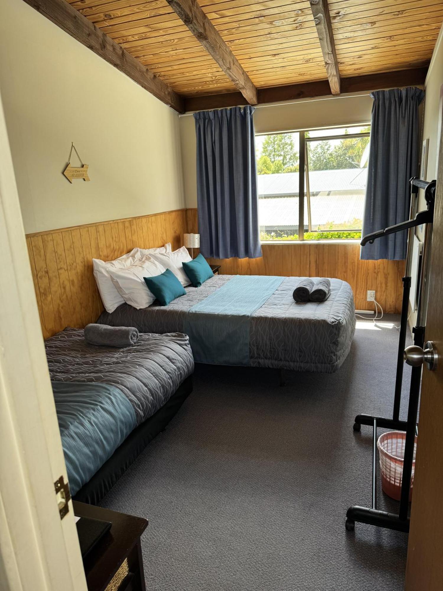 Adventure Lodge And Motels And Tongariro Crossing Track Transport Nationalpark Exteriör bild